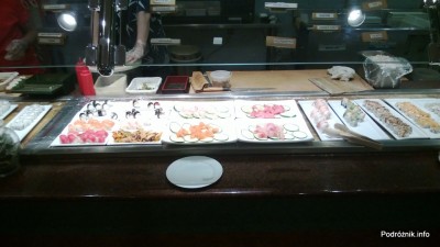 USA - Metairie przedmieścia Nowego Orleanu - Oki Nago Japanese Seafood Buffet - lada z sushi - nigiri i sashimi - czerwiec 2013