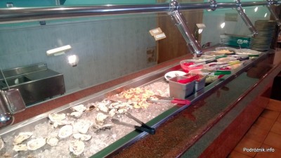 USA - Metairie przedmieścia Nowego Orleanu - Oki Nago Japanese Seafood Buffet - na zimno ostrygi i krewetki oraz galaretki i owoce - czerwiec 2013