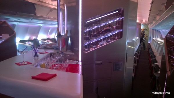 Virgin Atlantic (VS) - Airbus A330 - G-VWAG (Miss England) - wnętrze - bar dla pasażerów klasy biznes - maj 2014