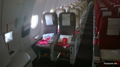 Virgin Atlantic (VS) - Airbus A330 - G-VWAG (Miss England) - wnętrze - fotele w klasie ekonomicznej przy wyjściu ewakuacyjnym - maj 2014