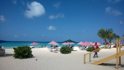 Barbados - Dover Beach - leżaki i parasole na plaży - maj 2014