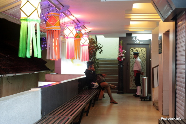 Goa  - Panaji nocą - wejście do restauracji Ritz Classic na drugim piętrze - listopad 2014