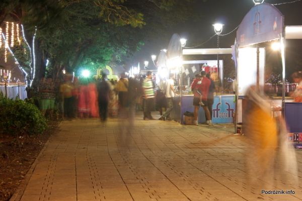 Goa  - Panaji nocą - kramiki z jedzeniem przy terenach festiwalu filmowego - listopad 2014
