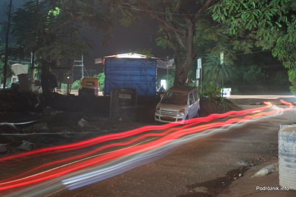 Goa  - Panaji nocą - ślady świateł na wyboistej drodze - listopad 2014
