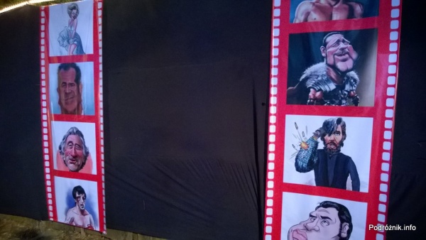 Indie - Goa - zbliżenie na karykatury wiszące na ogrodzeniu Kingfisher IFFI Village - listopad 2014