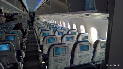 Polskie Linie Lotnicze LOT – Boeing 787 Dreamliner (SP-LRB) – klasa ekonomiczna - środek samolotu - marzec 2017