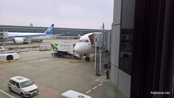 Japonia – Tokio Narita – widok z terminala na Boeing 787 Dreamliner LOT (SP-LRB) – marzec 2017