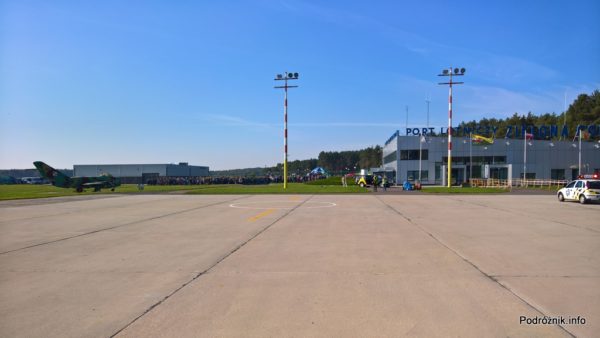 Polska - Babimost - Port Lotniczy Zielona Góra - tłum przy płocie oglądający przylot specjalnego rejsu LOT - wrzesień 2017