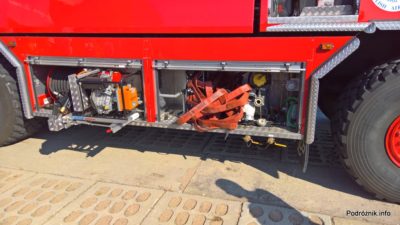 Polska - Babimost - Port Lotniczy Zielona Góra - samochód gaśnieczy GCBAPr Elage Titan SIX 6x6 - prawa strona wyposażenie - wysunięta mała pompa - wrzesień 2017