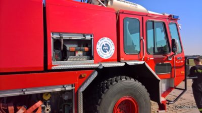 Polska - Babimost - Port Lotniczy Zielona Góra - samochód gaśnieczy GCBAPr Elage Titan SIX 6x6 - prawa strona wyposażenie - wejście do kabiny - wrzesień 2017