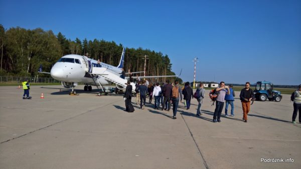 Polska - Babimost - Port Lotniczy Zielona Góra - Embraer 175 - SP-LIA - pasażerowie specjalnego lotu LO1984 wchodzący na pokład - wrzesień 2017