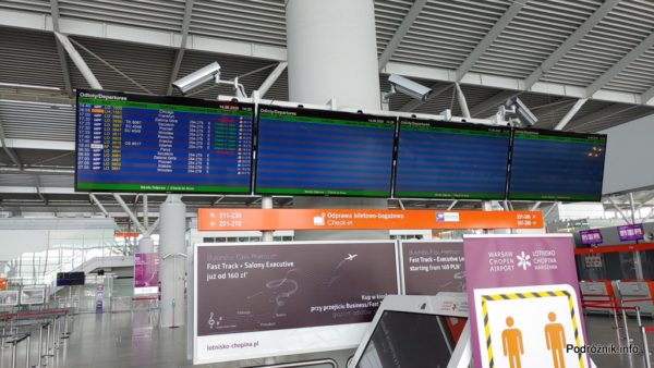 Polska - Warszawa - Lotnisko Chopina - ekrany z informacjami o odlotach - czerwiec 2020