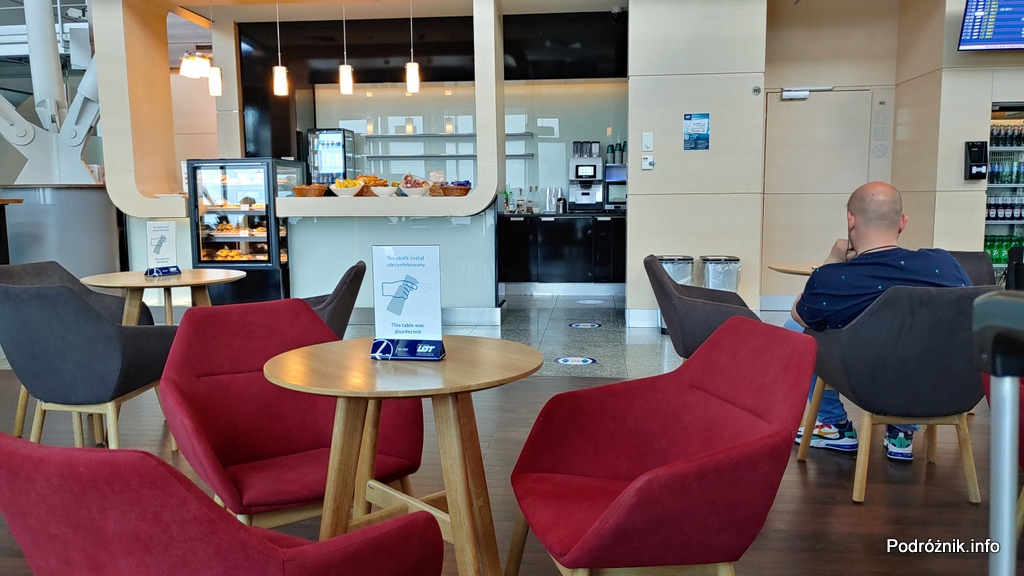 Polska - Warszawa - Lotnisko Chopina - LOT Business Lounge Polonez - widok na bufet - czerwiec 2020